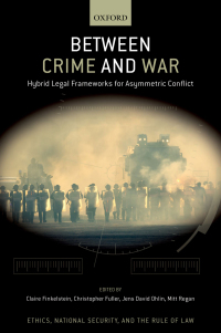 Omslagafbeelding: Between Crime and War 9780197638798