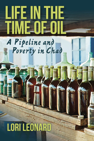 Cover image: Life in the Time of Oil 9780253019837