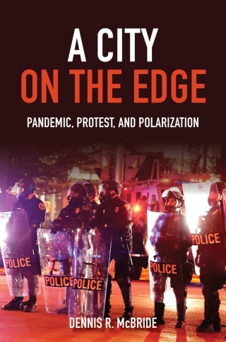 Cover image: A City on the Edge 9780253074072