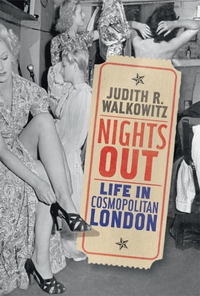 表紙画像: Nights Out: Life in Cosmopolitan London 9780300151947