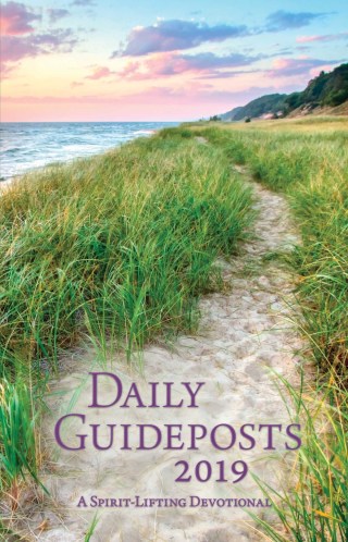 Cover image: Daily Guideposts 2019 9780310354468