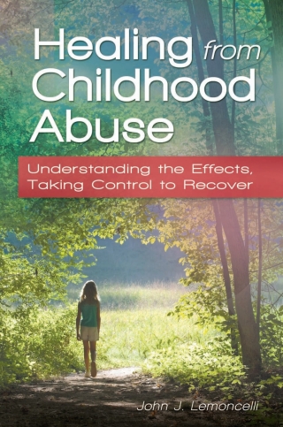 表紙画像: Healing from Childhood Abuse: Understanding the Effects, Taking Control to Recover 9780313397882