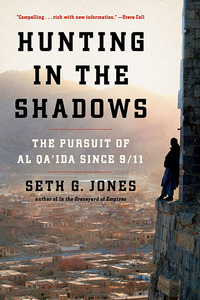 Imagen de portada: Hunting in the Shadows: The Pursuit of al Qa'ida since 9/11 9780393345476