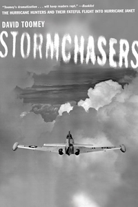 Omslagafbeelding: Stormchasers: The Hurricane Hunters and Their Fateful Flight into Hurricane Janet 9780393324488