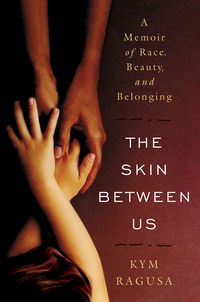Omslagafbeelding: The Skin Between Us: A Memoir of Race, Beauty, and Belonging 9780393058901