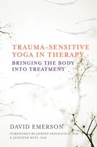 Omslagafbeelding: Trauma-Sensitive Yoga in Therapy: Bringing the Body into Treatment 9780393709506