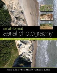 Immagine di copertina: Small-Format Aerial Photography: Principles, techniques and geoscience applications 9780444532602