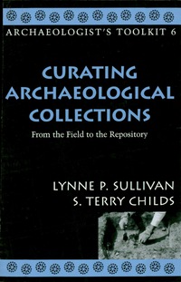 Titelbild: Curating Archaeological Collections 9780759104020