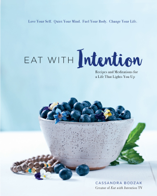 Imagen de portada: Eat With Intention 9781631062360