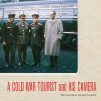 Immagine di copertina: A Cold War Tourist and His Camera 9780773538214