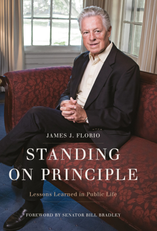 表紙画像: Standing on Principle 9780813594293