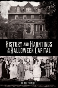 表紙画像: History and Hauntings of the Halloween Capital 9780878397747