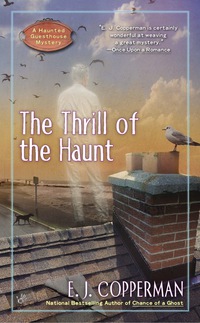 Cover image: The Thrill of the Haunt 9780425252390