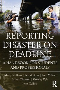 表紙画像: Reporting Disaster on Deadline 1st edition 9780805861662