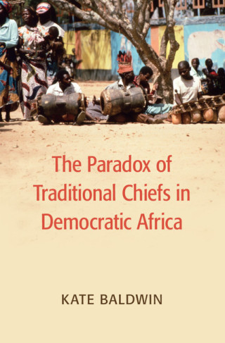 表紙画像: The Paradox of Traditional Chiefs in Democratic Africa 9781107127333