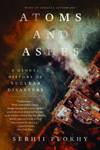 Imagen de portada: Atoms and Ashes: A Global History of Nuclear Disasters 9781324064558