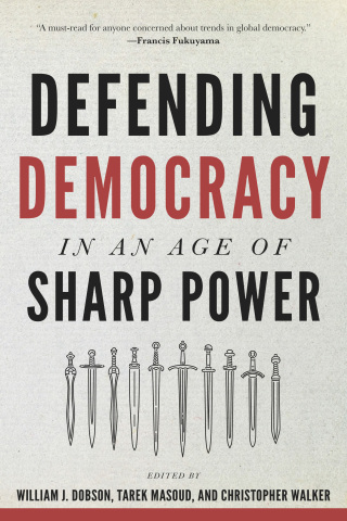 Imagen de portada: Defending Democracy in an Age of Sharp Power 9781421448046