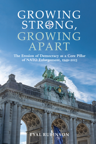 Cover image: Growing Strong, Growing Apart 9781438497327