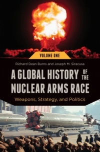 صورة الغلاف: A Global History of the Nuclear Arms Race: Weapons, Strategy, and Politics [2 volumes] 9781440800948