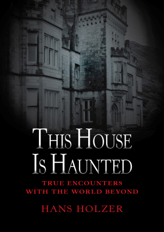 Immagine di copertina: This House Is Haunted 9781453279724