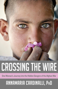 Omslagafbeelding: Crossing the Wire 9781480410558