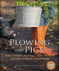 Omslagafbeelding: Plowing with Pigs and Other Creative, Low-Budget Homesteading Solutions 9780865717176