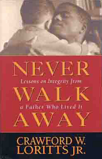 Imagen de portada: Never Walk Away: Lessons on Integrity from a Father Who Lived It 9780802427427