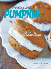 Omslagafbeelding: Cooking with Pumpkin: Recipes That Go Beyond the Pie 1st edition 9781581572681