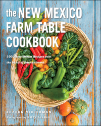 Imagen de portada: The New Mexico Farm Table Cookbook: 100 Homegrown Recipes from the Land of Enchantment (The Farm Table Cookbook) 1st edition 9781581572087