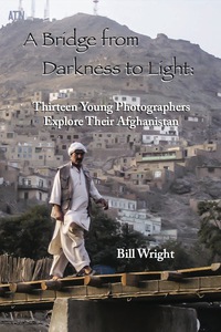 Imagen de portada: A Bridge from Darkness to Light: Thirteen Young Photographers Explore Their Afghanistan