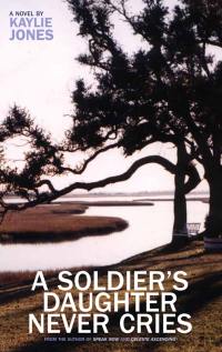 Omslagafbeelding: A Soldier's Daughter Never Cries 9781888451467