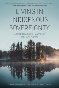 Imagen de portada: Living in Indigenous Sovereignty 9781773632384