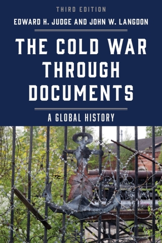 Imagen de portada: The Cold War through Documents 3rd edition 9781538109267