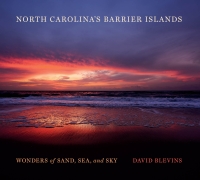 Omslagafbeelding: North Carolina's Barrier Islands 1st edition 9781469632490
